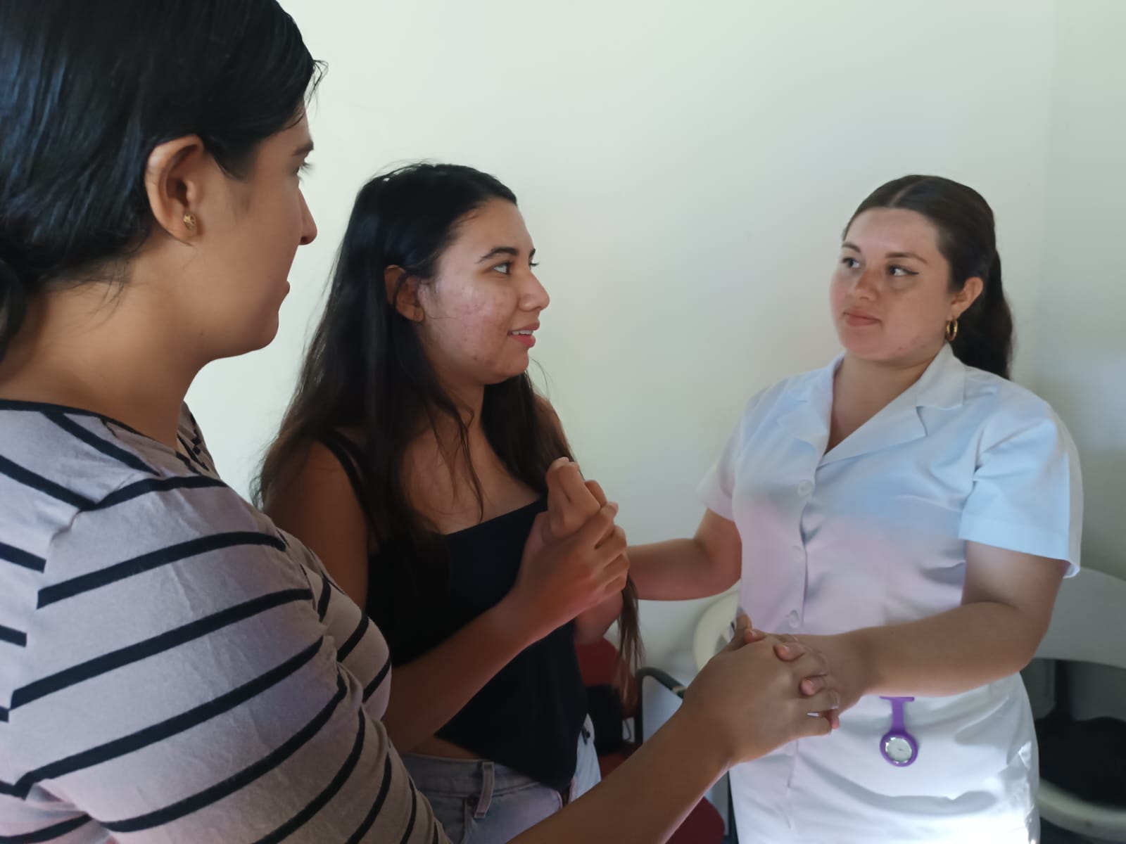 Jovenes participantes de ABESUCHI en una jornada de trabajo comunitario
