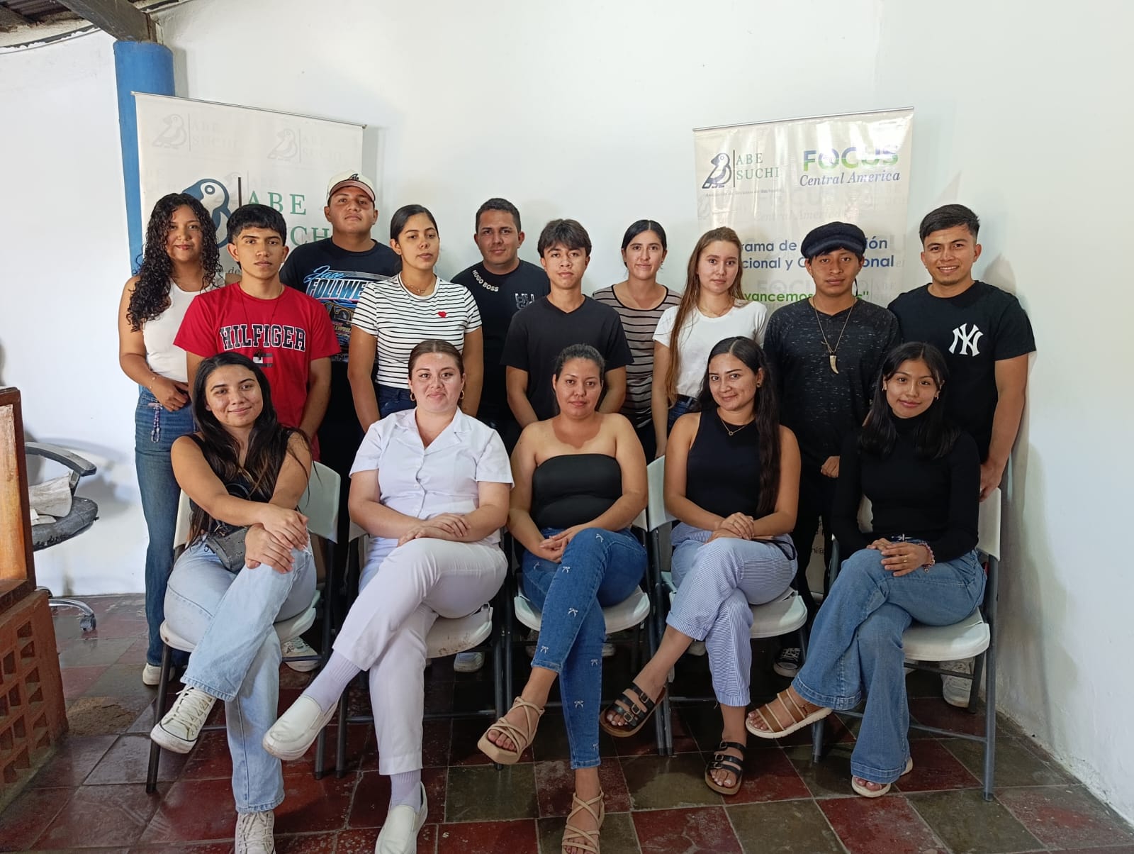 Jovenes becarios de ABESUCHI reunidos durante una actividad de formacion