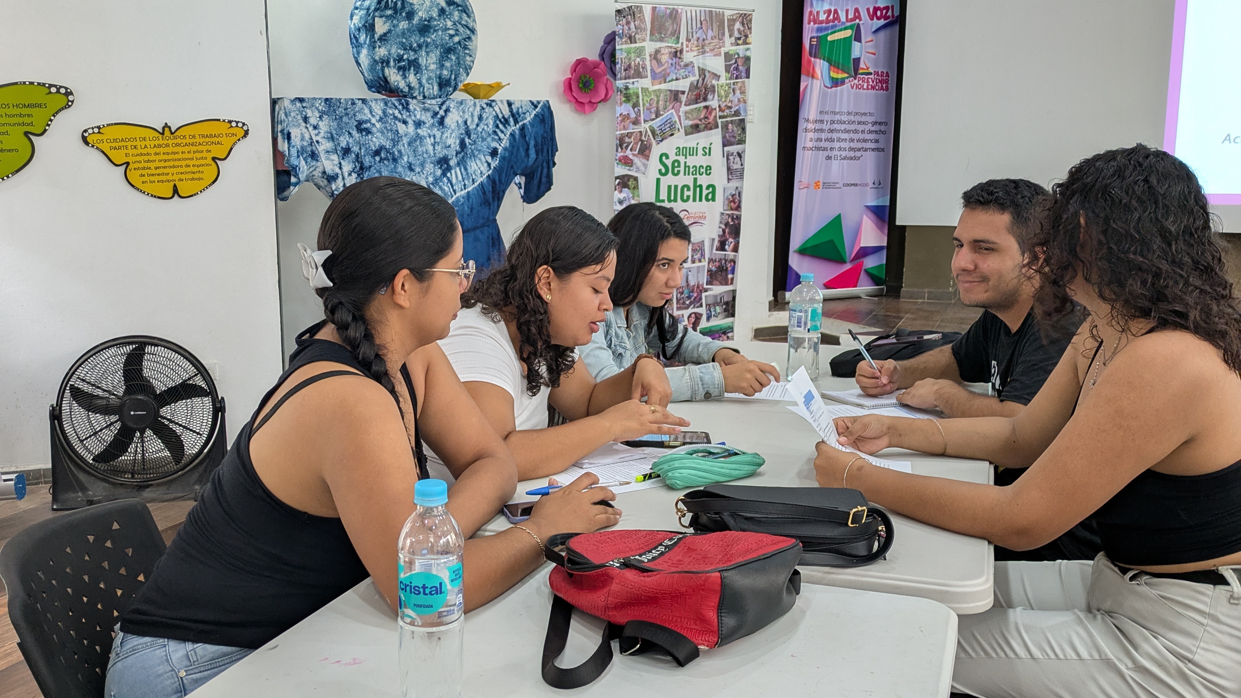 Jóvenes trabajando con computadoras portátiles